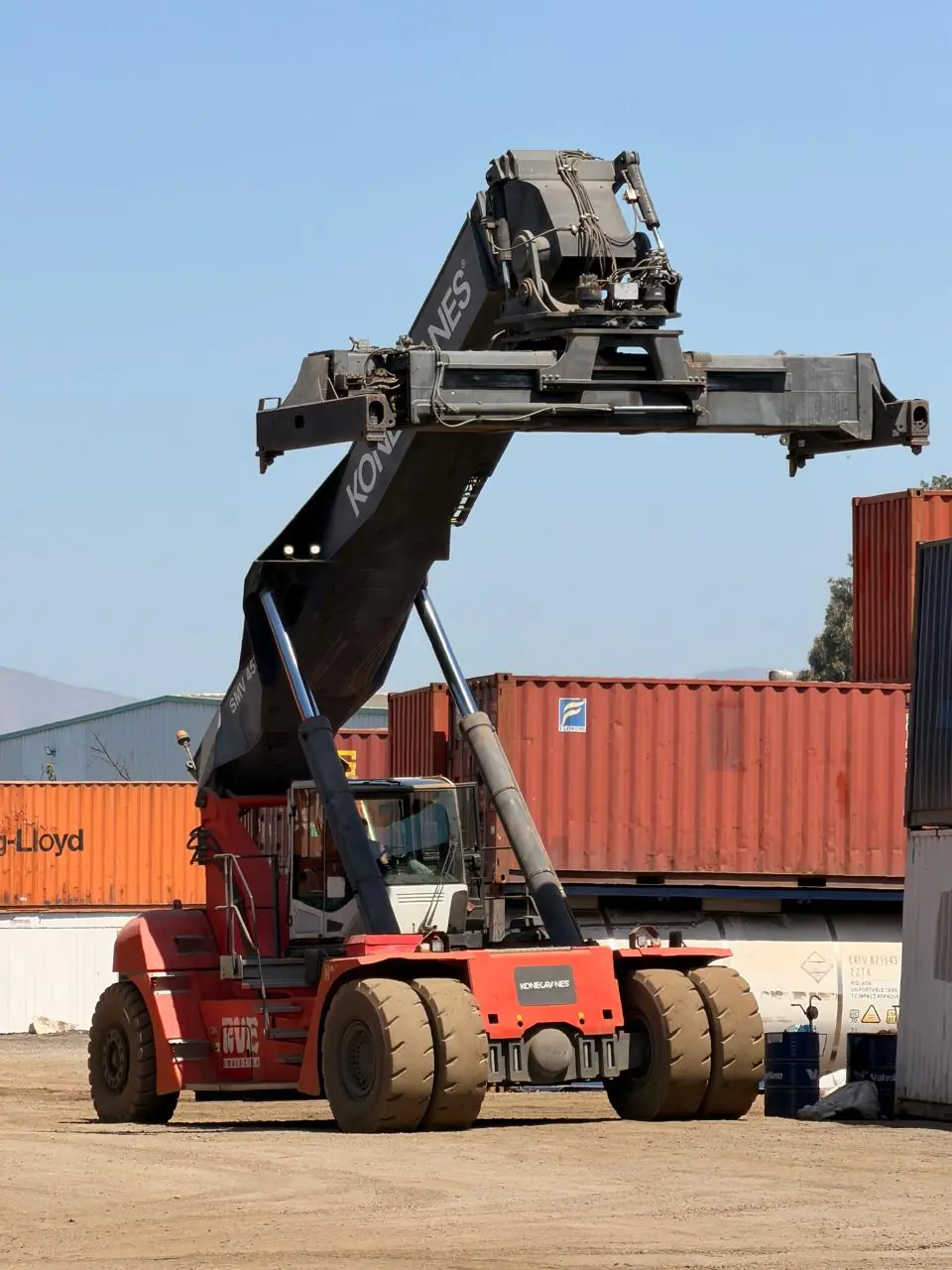 Reach stacker operando un contenedor en patio